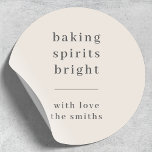 Sticker Rond Baking Spirits | Christmas Neutral Natural<br><div class="desc">Un étiquette élégant et moderne de cuisine de vacances avec une typographie classique cite "baking spirits bright" avec une ligne de séparation et nom de famille en blanc. Le design se compose d'une couleur neutre naturelle taupe ivoire taupe couleur. L'accueil et le nom peuvent être facilement customisés pour un design...</div>