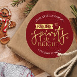 Sticker Rond Baking Spiritueux Bright Red & Gold Christmas Baki<br><div class="desc">autocollant de pâtisserie de Noël qui dit 'Baking Spirits Bright', avec des polices modernes, faux design festif d'or avec arrière - plan rouge festif ainsi que l'espace pour votre nom et message personnalisé. Idéal pour les fêtes étiquettes pour un échange de biscuits ou pour vos cadeaux de Noël faits maison....</div>