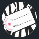 Sticker Rond Balise cadeau Zebra Print & Pink Christmas<br><div class="desc">Un autocollant avec un arrière - plan de zèbre imprimé. Image blanche du tag cadeau au centre. Le texte dit "À" "De" et "Joyeux Noël". Petite image rose de saint.</div>