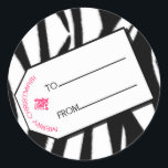 Sticker Rond Balise cadeau Zebra Print & Pink Christmas<br><div class="desc">Un autocollant avec un arrière - plan de zèbre imprimé. Image blanche du tag cadeau au centre. Le texte dit "À" "De" et "Joyeux Noël". Petite image rose de saint.</div>