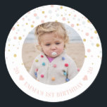 Sticker Rond Ballons or et rose | 1ère fête d'anniversaire phot<br><div class="desc">Cet autocollant d'anniversaire mignon or & rose de fille présente des confettis mignons avec un modèle photo. Un complément parfait aux faveurs de fête pour le baby shower ou l'anniversaire d'une fille. Les invitations et les fournitures de fête correspondants sont disponibles dans ma boutique BaraBomDesign.</div>