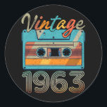 Sticker Rond Bande de cassette vintage 1963 Rétro 60e anniversa<br><div class="desc">Awesome tee Ideas Personnes nées en 1963 Retro Vintage Classic Old School 60th Awesome tee Ideas for Men Women. 60 ans, super anniversaire vintage. Décorations d'anniversaire complètes.Votre fête d'anniversaire sera drôle, génial, épique et légendaire. Si vous avez grandi dans les années 70, 80 ou 90, vous aimeriez cette cassette de...</div>