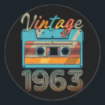 Sticker Rond Bande de cassette vintage 1963 Rétro 60e anniversa<br><div class="desc">Awesome tee Ideas Personnes nées en 1963 Retro Vintage Classic Old School 60th Awesome tee Ideas for Men Women. 60 ans, super anniversaire vintage. Décorations d'anniversaire complètes.Votre fête d'anniversaire sera drôle, génial, épique et légendaire. Si vous avez grandi dans les années 70, 80 ou 90, vous aimeriez cette cassette de...</div>