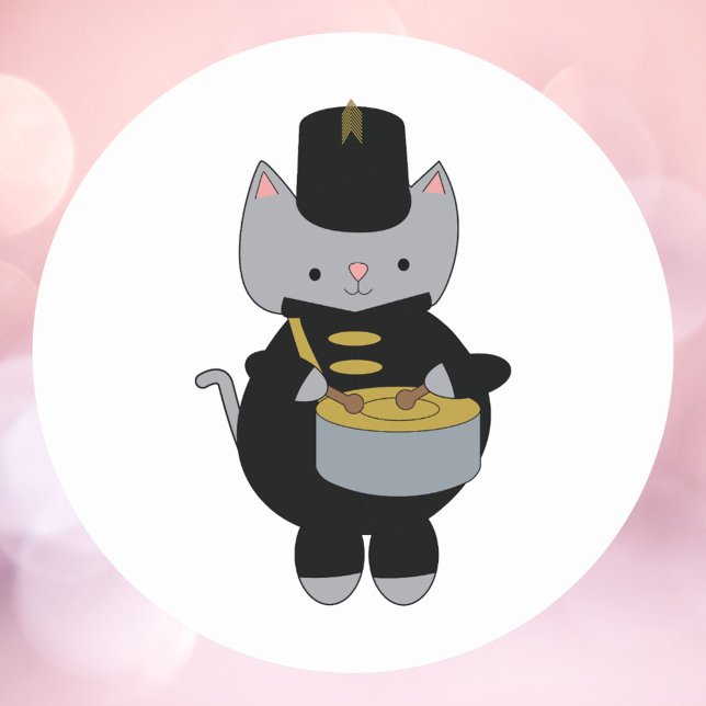Sticker Rond Bande de Marquage Chat Snare Drum Noir et Or (A sticker of a cat playing the snare drum in a black & gold marching band uniform.)
