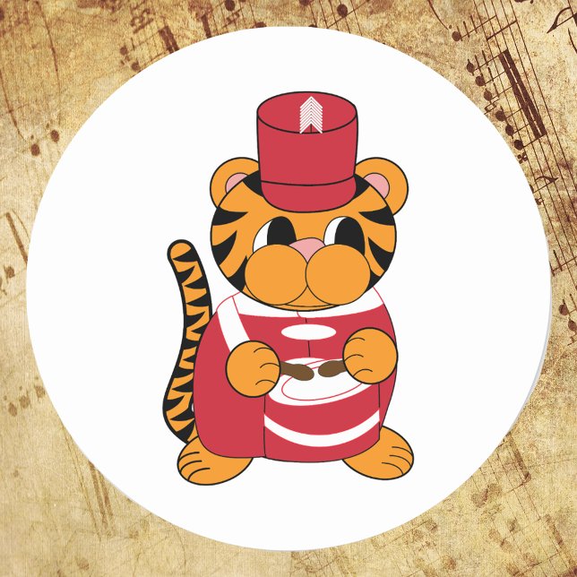 Sticker Rond Bande de tambour Marching Tiger rouge et blanc (A sticker that has a tiger playing a snare drum in a red and white marching band uniform.)