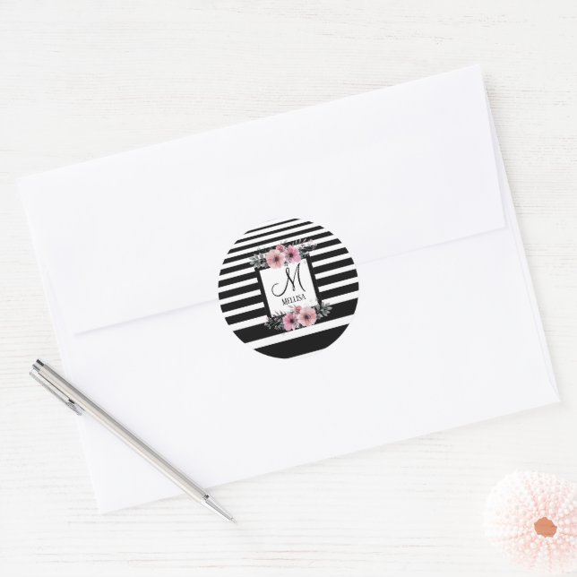 Sticker Rond Bandes noires et blanches Monogramme floral rose (Enveloppe)