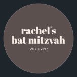 Sticker Rond Bar Mitzvah Moderne Automnal Brun Personnalisé<br><div class="desc">Cette autocollante de bat mitzvah personnalisée présente un riche fond brun avec une typographie crème ivoire douce et une mise en page moderne et épurée. Personnalisez le nom et la date pour les utiliser sur les cadeaux, les enveloppes, les sacs de remerciement ou l'emballage de fête tout au long de...</div>