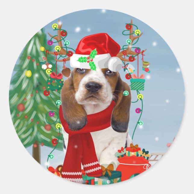 Sticker Rond Basset Hound Dog en neige avec cadeaux de Noël (Devant)