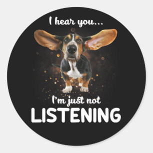 Sticker Rond basset hound je vous entends ne pas écouter