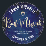Sticker Rond Bat mitzvah Moderne Marine Bleu Parties scintillan<br><div class="desc">Soyez fier, réjouissez-vous et célébrez cette étape de votre Bat mitzvah préféré chaque fois que vous utilisez cet autocollant sophistiqué et personnalisé! Écriture manuscrite en faux feuille d'or brillant, une Étoile de David et de minuscules points de parties scintillant en confetti, avec typographie sans serif blanche et audacieuse, superposent un...</div>