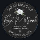 Sticker Rond Bat mitzvah noir Argent Script Floral Aquarelle<br><div class="desc">Soyez fier, réjouissez-vous et célébrez cette étape de votre Bat mitzvah préféré chaque fois que vous utilisez cet autocollant sophistiqué et personnalisé! Une aquarelle florale chic, étonnante, blanche et faux argent parties scintillant, un faux film d'argent écrit à la main script et Star of David, ainsi que la typographie blanche...</div>