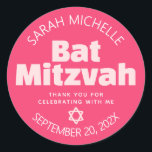 Sticker Rond Bat mitzvah rose Gras Typographie Cool Retro Super<br><div class="desc">Soyez fier, réjouissez-vous et présentez cette étape importante de votre Bat mitzvah préféré ! Utilisez ce sticker pop élégant et personnalisé pour ajouter à sa journée spéciale. Fun, super, rose vif et blanc moderne sans serif typographie et Star of David superposent un arrière - plan corail rose audacieux. Personnalisez le...</div>