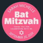 Sticker Rond Bat mitzvah rose Gras Typographie Cool Retro Super<br><div class="desc">Soyez fier, réjouissez-vous et présentez cette étape importante de votre Bat mitzvah préféré ! Utilisez ce sticker pop élégant et personnalisé pour ajouter à sa journée spéciale. Fun, super, rose vif et blanc moderne sans serif typographie et Star of David superposent un arrière - plan corail rose audacieux. Personnalisez le...</div>