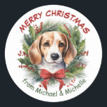 Sticker Rond Beagle Hound Christmas Red Bow Wreath<br><div class="desc">Ces jolis autocollants de Holiday présentent un beau portrait d'aquarelle d'un chien Beagle Hound. Le chien est encadré d'une touffe de pin, de sainte, de baies rouges et de courroie rouge. Votre texte personnalisé est en rouge et vert au-dessus et au-dessous de l'image. Idéal pour votre correspondance de Noël ou...</div>