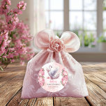 Sticker Rond Beau Swan rose Floral Baby shower fille<br><div class="desc">Découvrez le charme enchanteur de notre collection botanique "Beautiful Swan Pink Floral Girl Baby shower". Immergez-vous dans l'élégance d'un cygne capturé dans son moment le plus époustouflant, les ailes déployées et la queue jouée dans un affichage gracieux. De délicieuses fleurs roses ornent les quatre coins, entourant le cygne d'un hommage...</div>