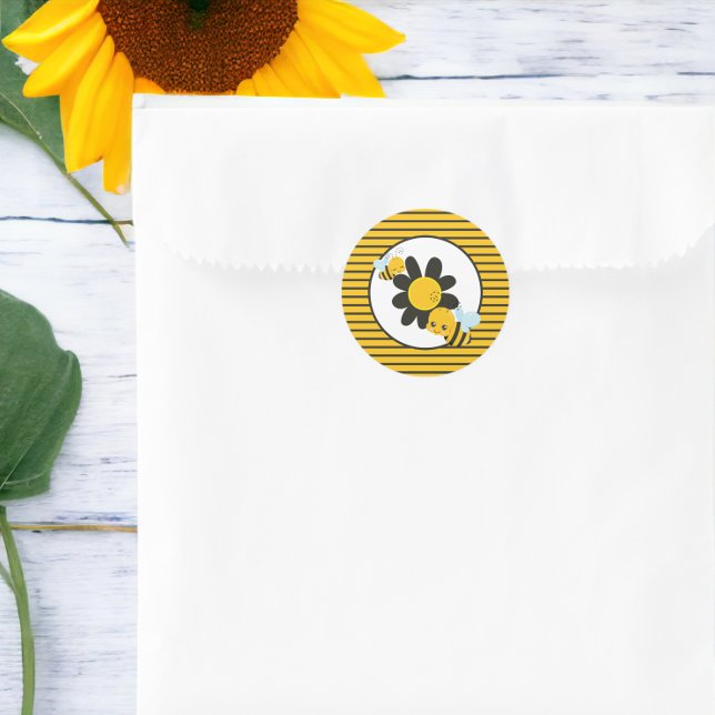 Sticker Rond Bébé Bee Baby shower Party stripé (Baby Bee Baby Shower Party Stripped Classic Round Stickers from Ricaso)