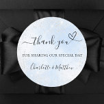 Sticker Rond Bébé bleu coeur argenté merci mariage<br><div class="desc">Un ciel bleu clair comme arrière - plan,  décoré de faux parties scintillant argentées. Avec le texte : Merci de partager notre journée spéciale,  avec un petit coeur. Personnalisez et ajoutez vos noms.</div>