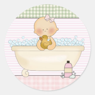 Sticker Rond Bébé Fille Dans Une Baignoire Avec Bulles