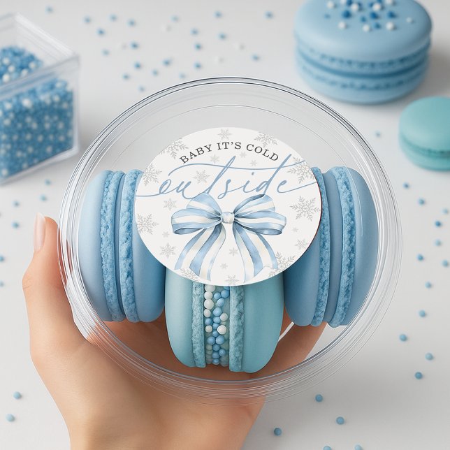 Sticker Rond Bébé il fait froid dehors Ruban bleu Bébé d'hiver (Baby It’s Cold Outside Blue Bow Winter Baby Classic Round Sticker. #winterbabyshower
)