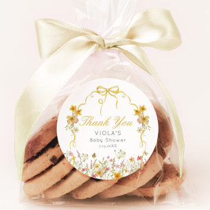 Sticker Rond Bébé jaune en Merci de boue fleurie