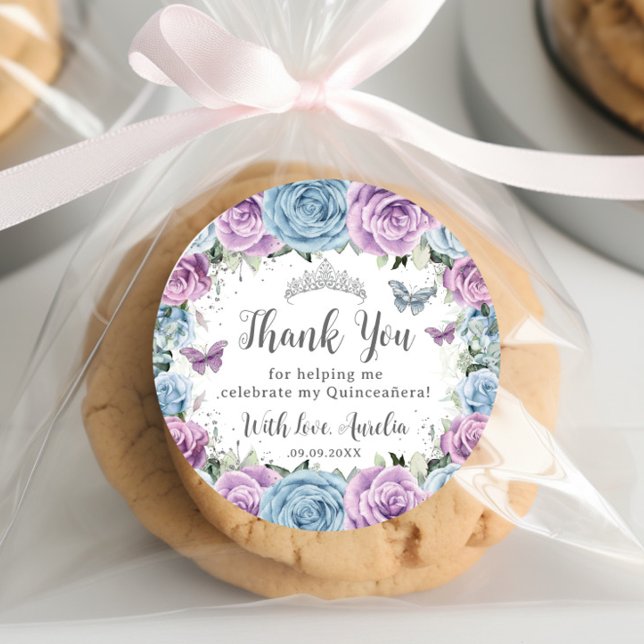 Sticker Rond Bébé Lilac Bleu Papillons Floraux Quinceañera (purple lilac baby blue roses butterflies silver crown quinceanera sweet 16 birthday round labels)