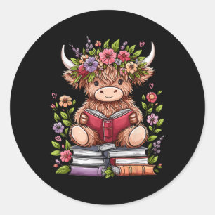 Sticker Rond Bébé mignon vache Highland avec livre de lecture v
