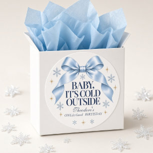 Sticker Rond Bébé personnalisé Il fait froid dehors Bleu Bow