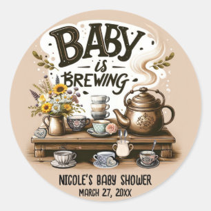 Sticker Rond Bébé prépare une bouilloire à thé rustique sous la