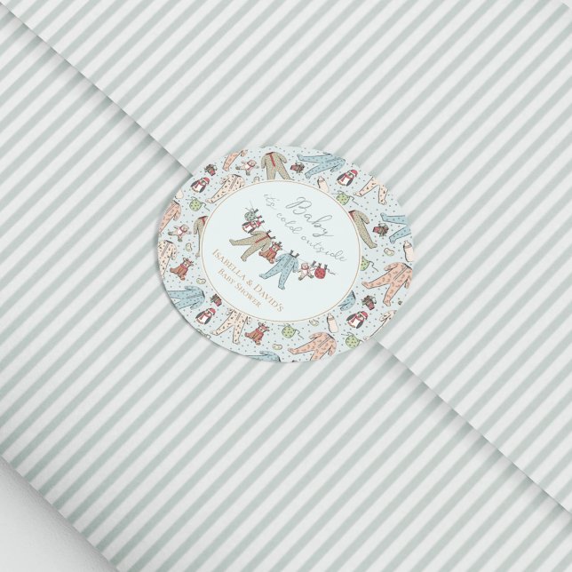 Sticker Rond Bébé son Baby shower froid à l'extérieur de l'hive (Cute Christmas Baby Shower Baby It's Cold Outside Favor Sticker in Baby Blue. Holiday Pajamas)