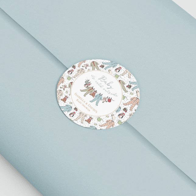 Sticker Rond Bébé son Baby shower froid à l'extérieur de l'hive (White Christmas Baby Shower Sticker. Holiday Pattern of Baby Pajama, Penguin, Reindeer & Teddy Bear)