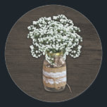 Sticker Rond Bébé's Breath Rustic Mason Jar Wood Wedding Favors<br><div class="desc">Baby's Breath Rustic Mason Jar Wedding Wedding Favors - présente un arrangement floral de respiration pour bébé à l'intérieur d'un bocal en maçon décoré de burlap, dentelle et ficelle sur un arrière - plan rustique en bois de grange. Voir les produits correspondants dans cette conception via la collection trouvée sur...</div>