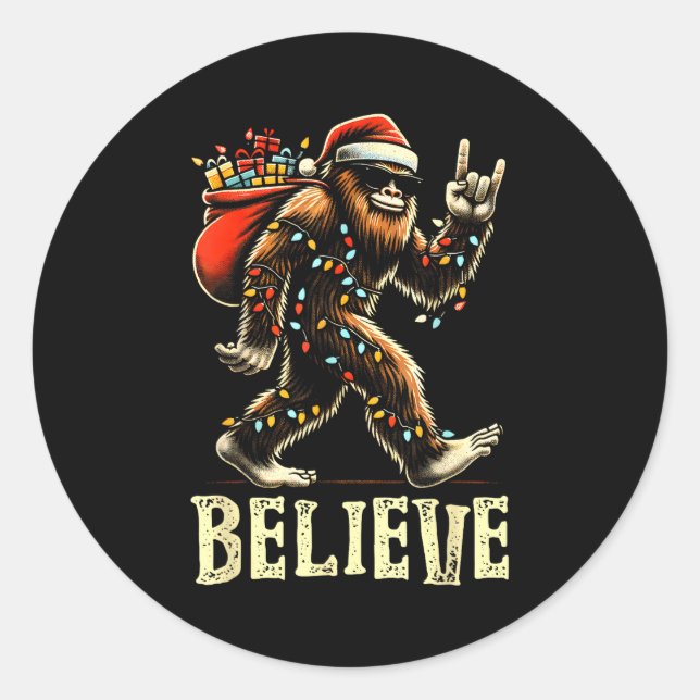 Sticker Rond Believe Bigfoot Sasquatch Santa Reindeer Christmas (Devant)