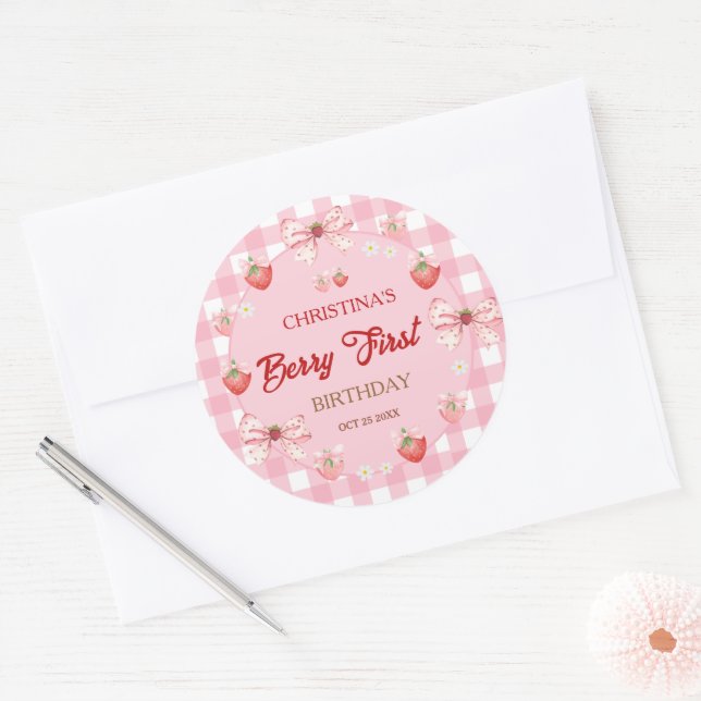 Sticker Rond Berry first birthday pink gingham strawberry girl (Enveloppe)
