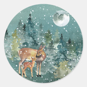 Sticker Rond Biche et faon dans une forêt enneigée sous la plei