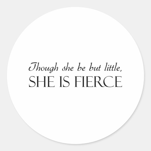 Sticker Rond Bien Qu'Elle Soit Peu, Elle Est Fierce (Devant)