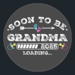 Sticker Rond Bientôt être Grand-mère 2025 Chargement<br><div class="desc">Bientôt être Grand-mère 2025 Chargement Promoté à Grand-mère Funny Crew Graphic design Cadeau Classic Round Stickers Classic Collection.</div>