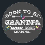 Sticker Rond Bientôt être Grand-père 2025 Chargement<br><div class="desc">Bientôt être Grand-père 2025 Chargement Promoté à Grand-père Funny Crew Graphic design Cadeau Classic Round Stickers Classic Collection.</div>