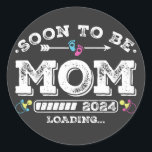 Sticker Rond Bientôt être maman 2024 Chargement<br><div class="desc">Bientôt Be Mom 2024 Chargement Promoted to Mom Funny Crew Graphic design Cadeau Classic Round Stickers Classic Classic Collection.</div>