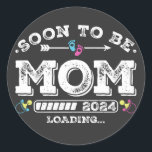Sticker Rond Bientôt être maman 2024 Chargement<br><div class="desc">Bientôt Be Mom 2024 Chargement Promoted to Mom Funny Crew Graphic design Cadeau Classic Round Stickers Classic Classic Collection.</div>