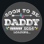 Sticker Rond Bientôt être papa 2024 Chargement<br><div class="desc">Bientôt Be Daddy 2024 Chargement Promoted to Daddy Funny Crew Graphic design Cadeau Classic Stickers Classic Classic Classic Collection.</div>