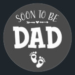 Sticker Rond Bientôt être papa promu à papa<br><div class="desc">Bientôt être papa promu à Papa Funny Crew Design graphique Cadeau Classic Round Sticker Classic Collection.</div>