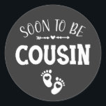 Sticker Rond Bientôt être promu cousin à Cousin<br><div class="desc">Bientôt être promu Cousin à Cousin Funny Crew Design graphique Cadeau Classic Sticker Classic Collection Classique.</div>