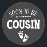 Sticker Rond Bientôt être promu cousin à Cousin<br><div class="desc">Bientôt être promu Cousin à Cousin Funny Crew Design graphique Cadeau Classic Sticker Classic Collection Classique.</div>