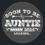 Sticker Rond Bientôt être Tante 2024 Chargement<br><div class="desc">Bientôt Be Auntie 2024 Chargement Promoted to Tante Funny Crew Graphic design Cadeau Classic Stickers Round Collection Classic.</div>