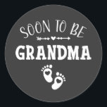 Sticker Rond Bientôt Grand-mère promue à grand-mère<br><div class="desc">Bientôt Grand-mère promu à Grand-mère Funny Crew Design graphique Cadeau Classic Sticker Classic Collection classique.</div>