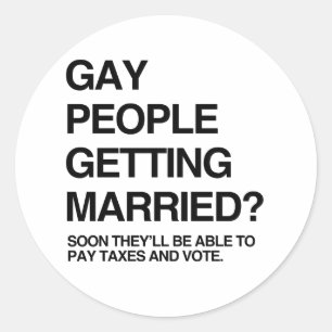 STICKER ROND BIENTÔT LES GAY POURRONT PAYER DES IMPÔTS ET VOTER