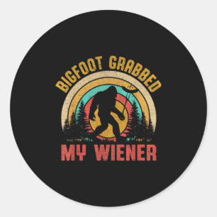 Sticker Rond Bigfoot A Attrapé Mon Wiener Drôle Sasquatch Blagu