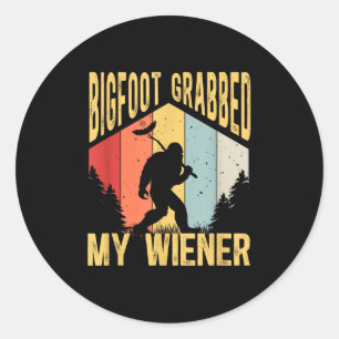 Sticker Rond Bigfoot a attrapé mon Wiener Funny Bbq Sasquatch _