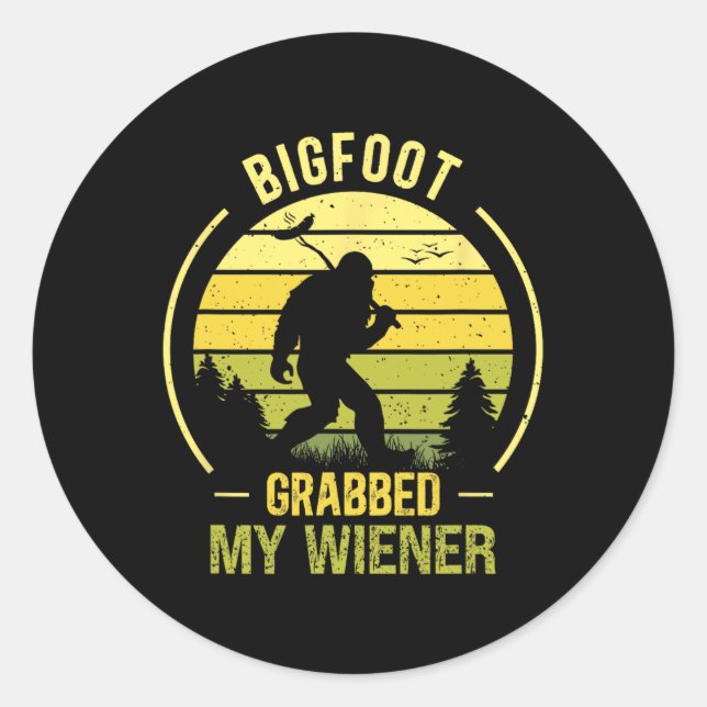 Sticker Rond Bigfoot a attrapé mon Wiener Funny Bbq Sasquatch (Devant)