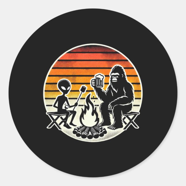 Sticker Rond Bigfoot And Alien Camping Drinking Beer  (Devant)